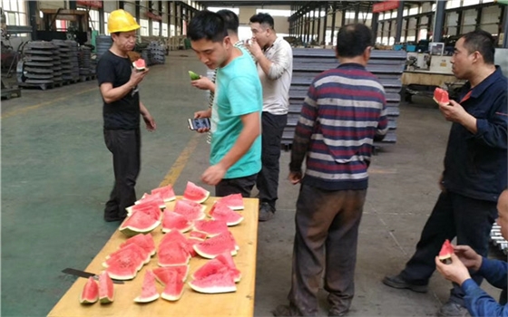 刮板機(jī)班組夏日送清涼 刮板機(jī)班組夏日送清涼