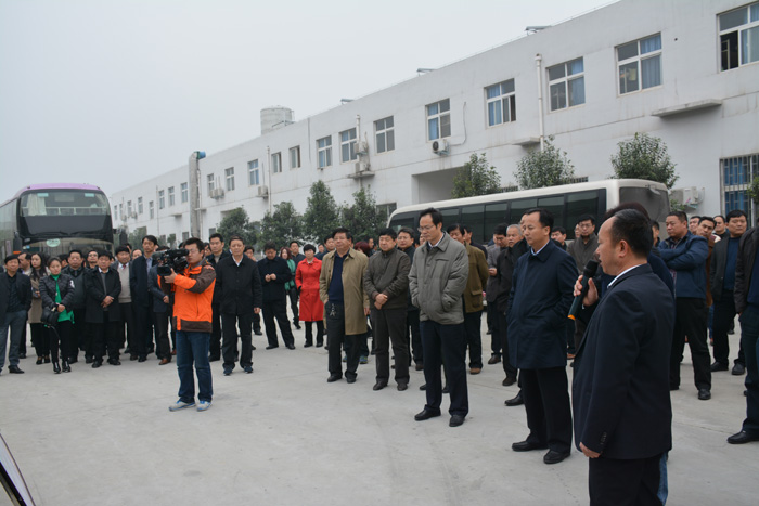 登封市委書記鄭福林、市長(zhǎng)王鴻勛等領(lǐng)導(dǎo)到嵩陽(yáng)煤機(jī)TATA項(xiàng)目現(xiàn)場(chǎng)觀摩