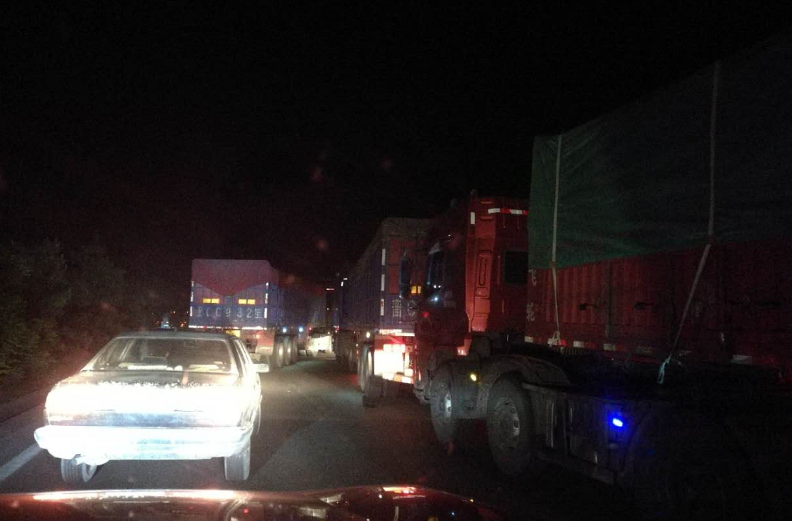 嵩陽(yáng)煤機(jī)遇到大排長(zhǎng)龍的運(yùn)煤貨車(chē).png 嵩陽(yáng)煤機(jī)遇到大排長(zhǎng)龍的運(yùn)煤貨車(chē).png