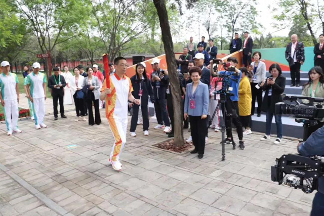 今天的告成觀星臺(tái)，一場(chǎng)火炬?zhèn)鬟f燃遍全國(guó)！