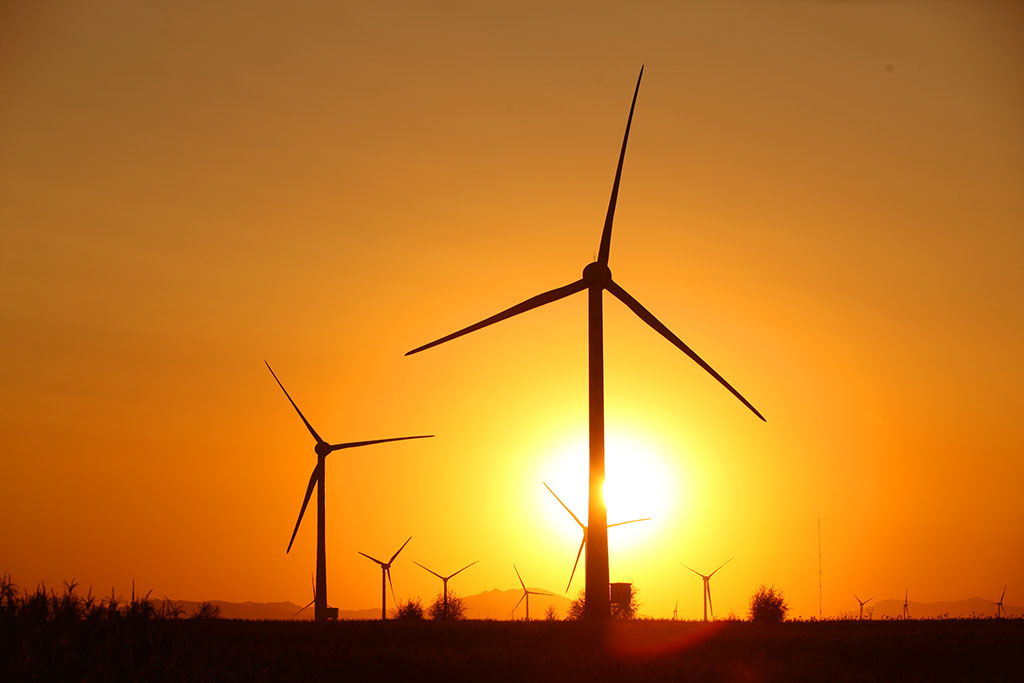 帶式輸送機(jī)強(qiáng)過(guò)風(fēng)力發(fā)電機(jī)？